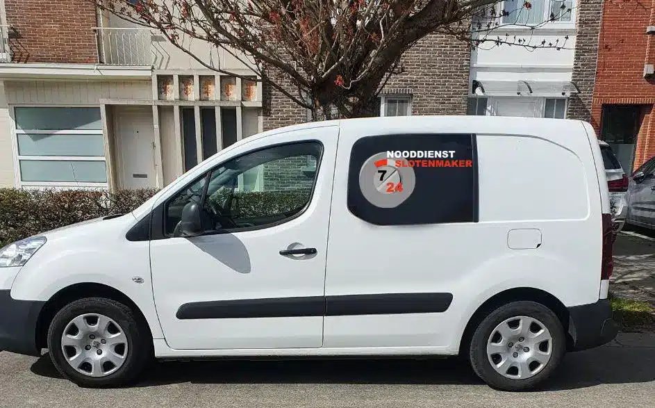 Herkenbare bestelwagen van Nooddienst Slotenmaker 24/7, altijd een slotenmaker in de buurt